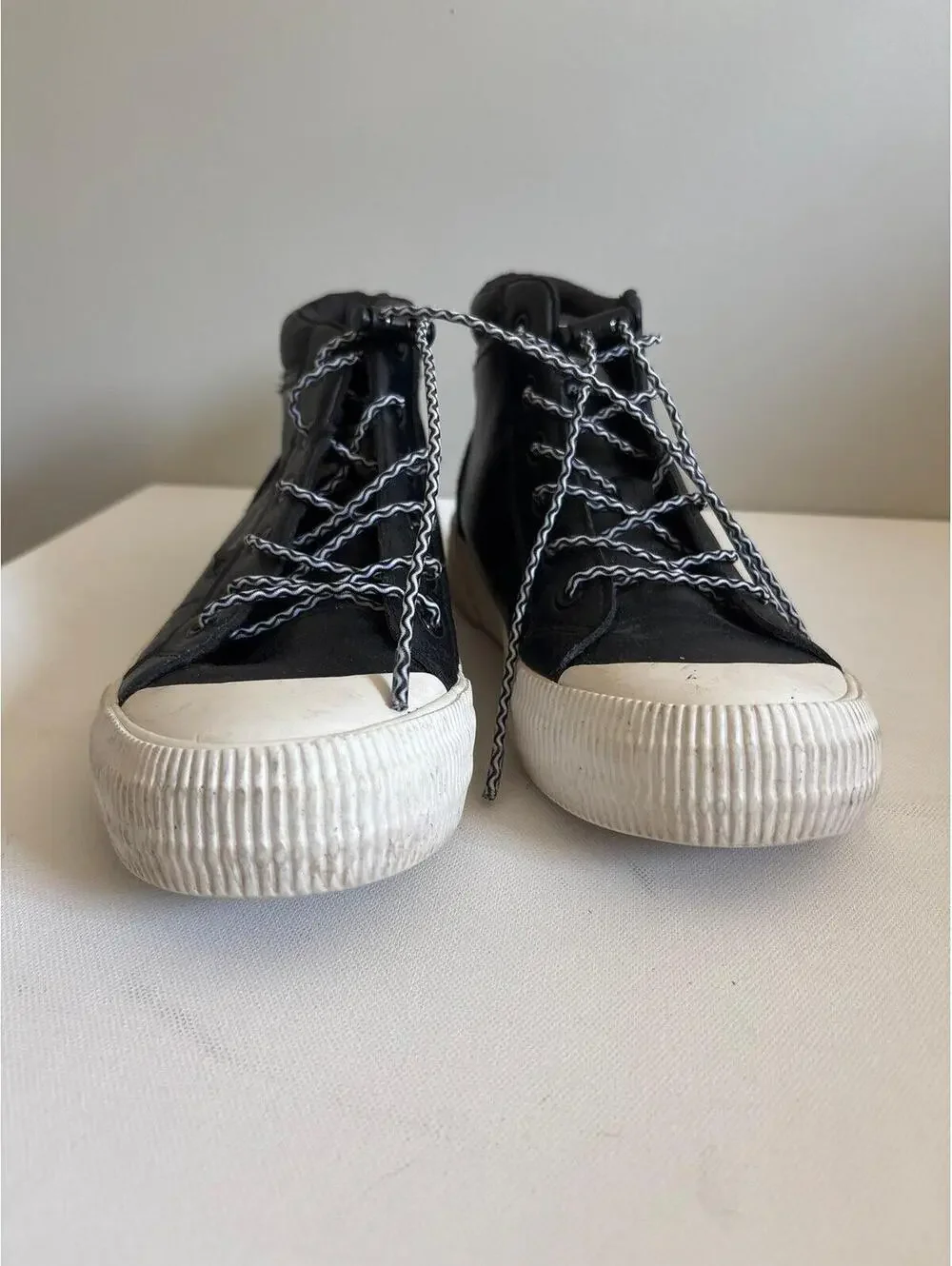 Rocket Dog Women’s high top faux leather black sneakers 10